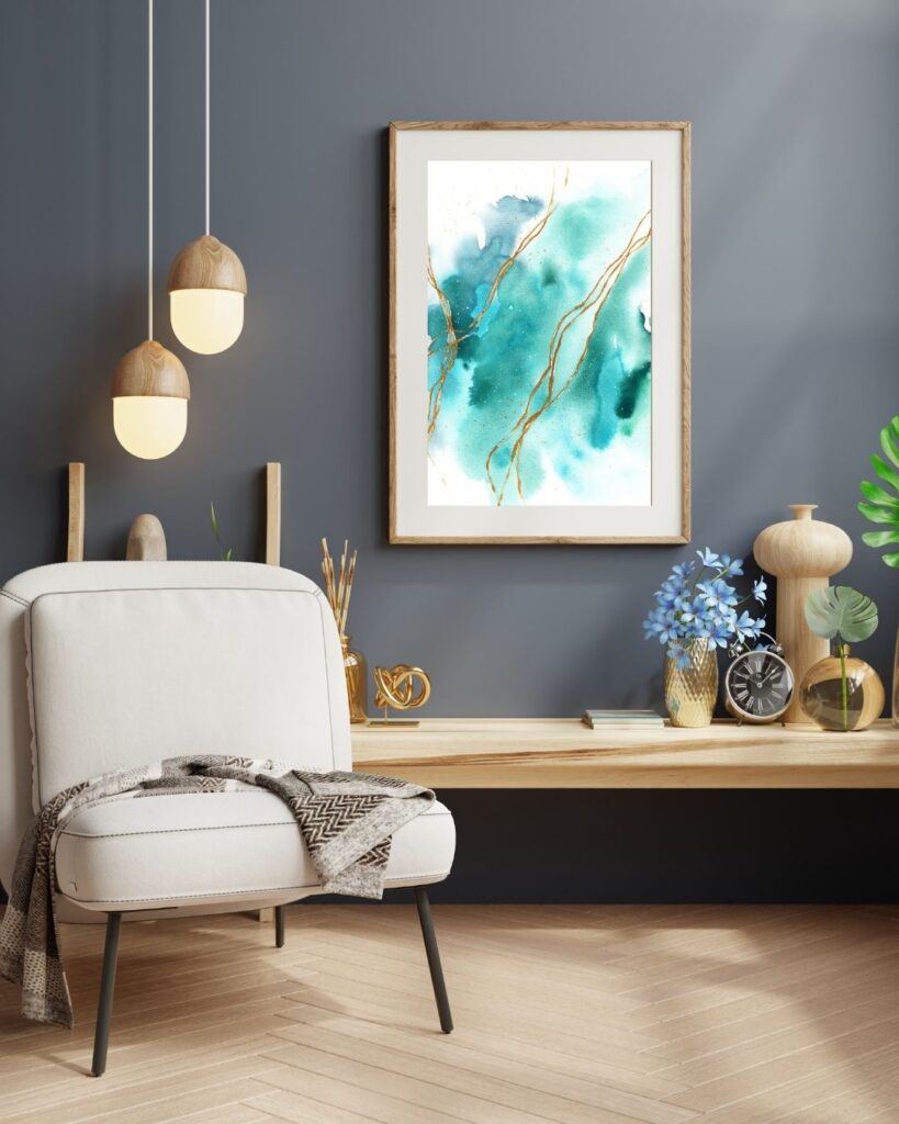 Abstraktes Aquarell in Blautönen mit goldenen Linien in Wohnraum mit Sessel