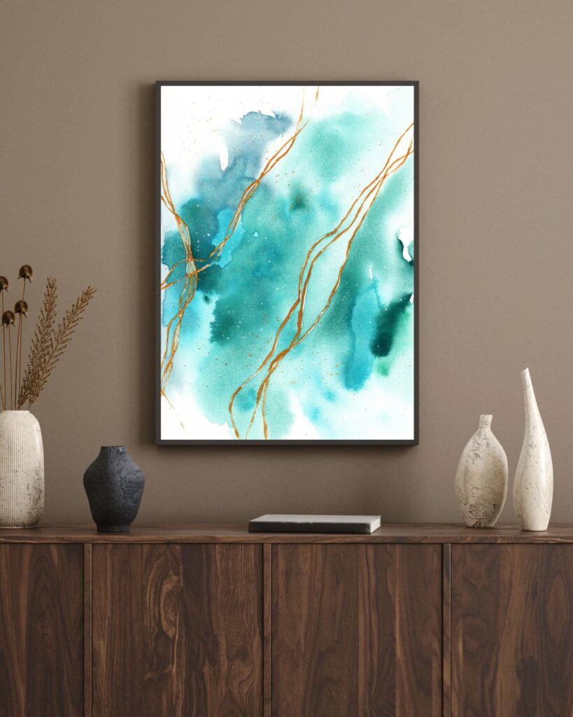 Abstraktes Aquarell in Blautönen mit goldenen Linien über dunklem Sideboard
