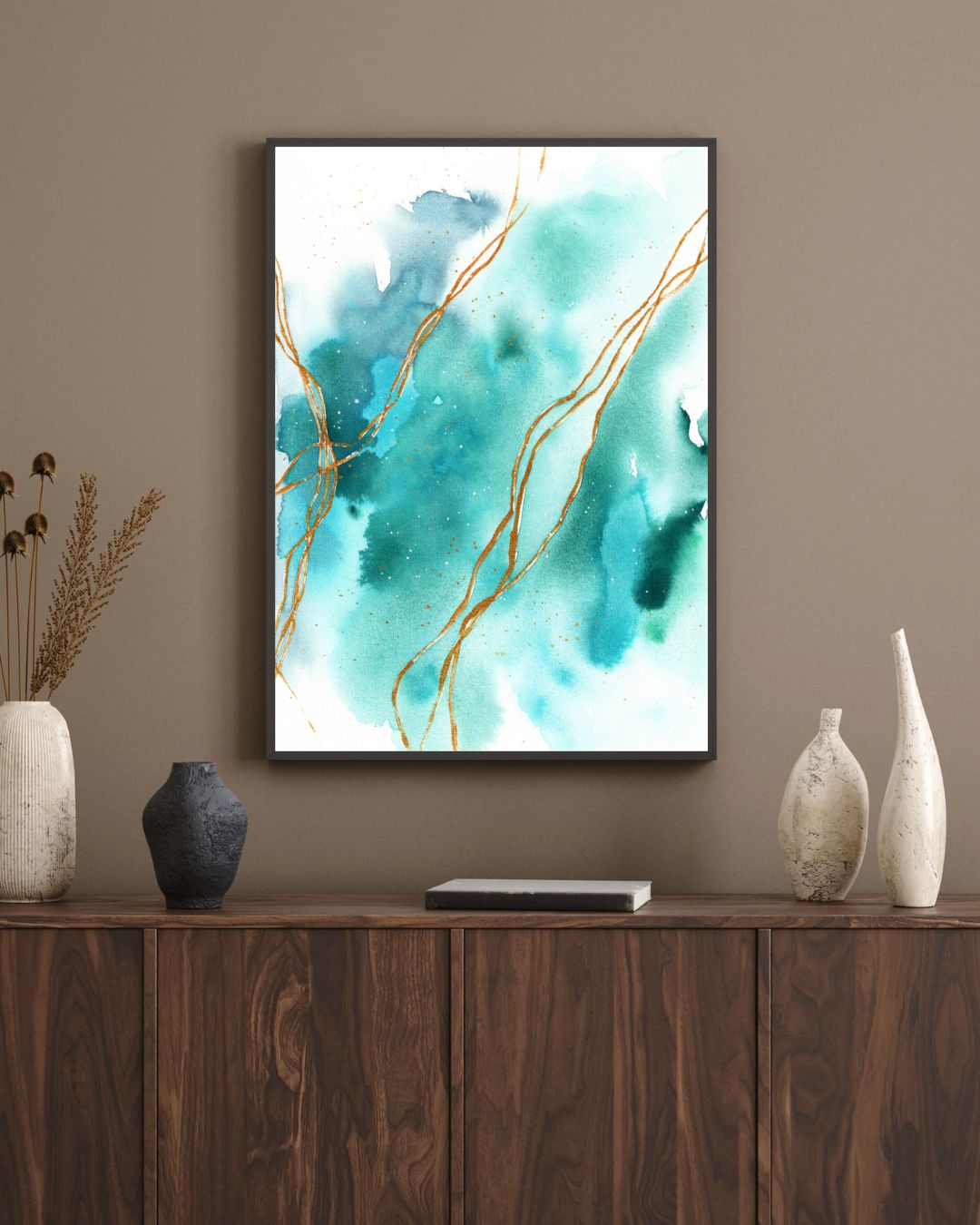 Abstraktes Aquarell in Blautönen mit goldenen Linien über dunklem Sideboard