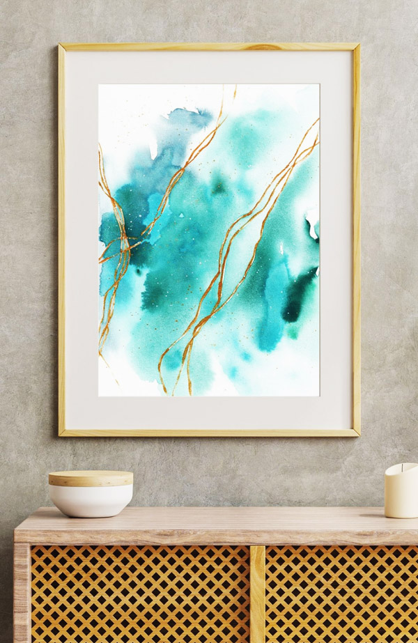 Abstraktes Aquarell in Blautönen über hellem Sideboard aus Holz