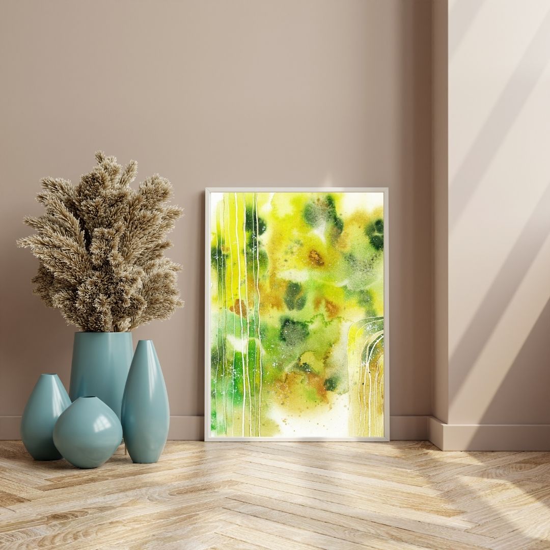 Abstraktes Aquarellbild in Grüntönen neben blauen Vasen