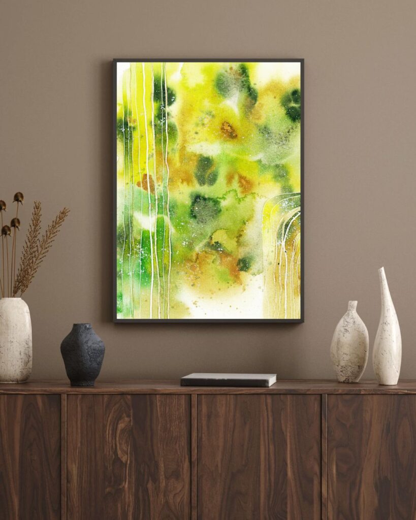 Abstraktes Aquarellbild in Grüntönen an brauner Wand über dunklem Sideboard