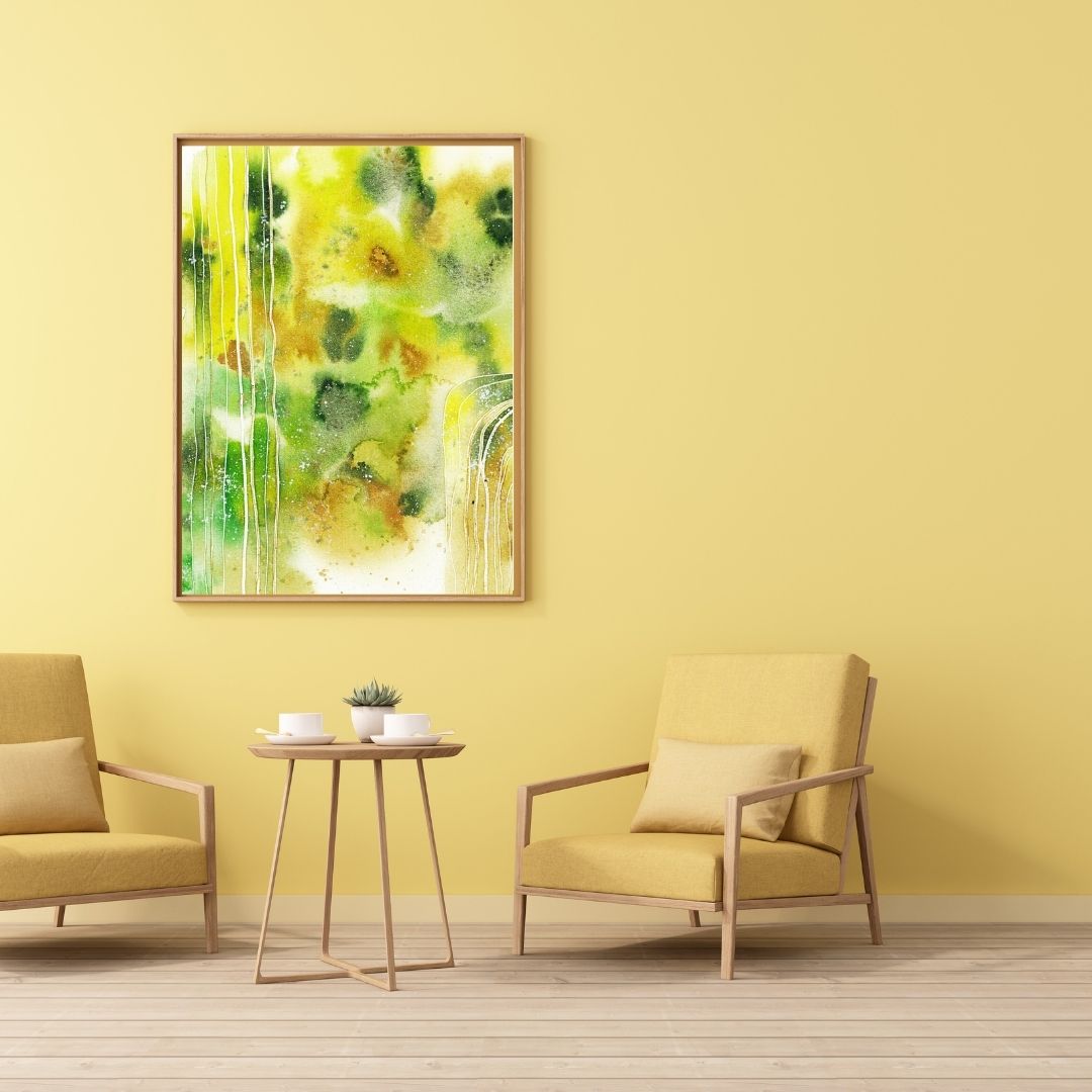 Abstraktes Aquarellbild in Grüntönen an einer gelben Wand