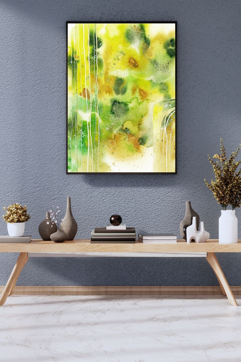 Abstraktes Aquarellbild in Grüntönen an grauer Wand über Holztisch