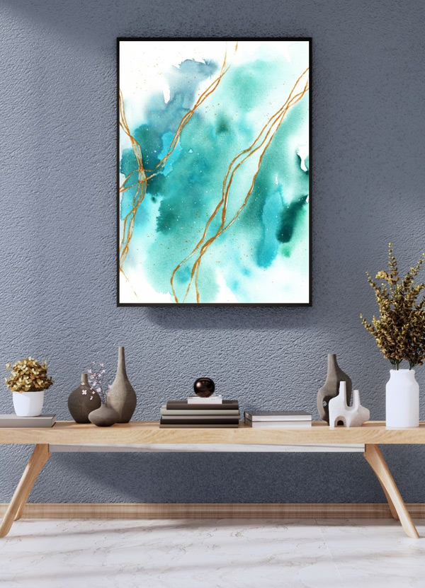 Abstraktes Aquarell in Blautönen über hellem schmalen Tisch aus Holz