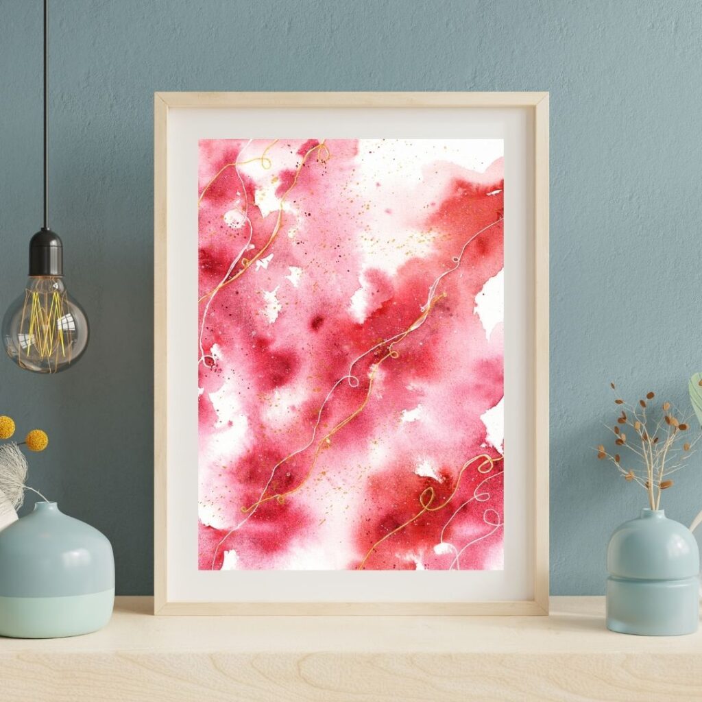 Abstraktes Aquarell in Rottönen auf hellem Holzbrett vor graublauer Wand