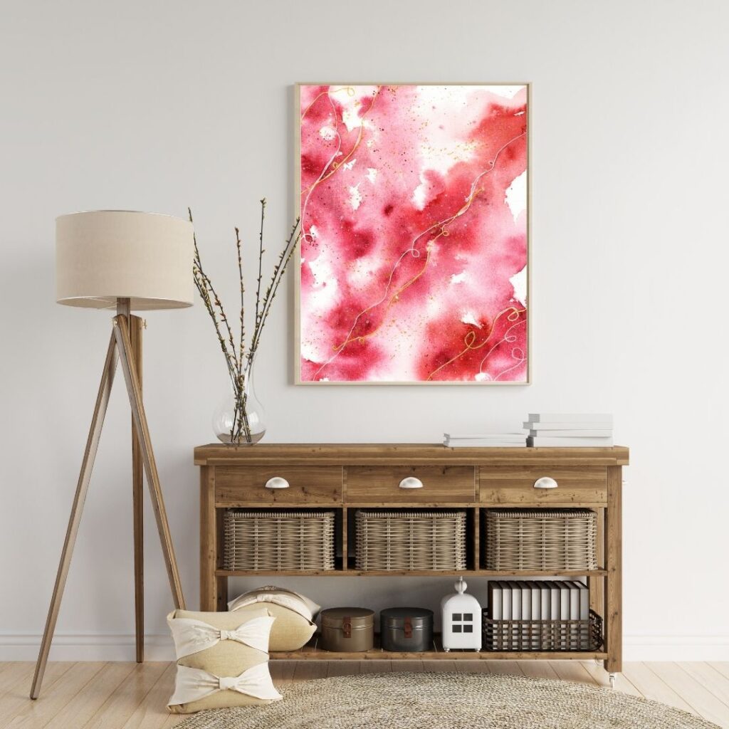 Abstraktes Aquarell in Rottönen über Sideboard mit Korbschubladen