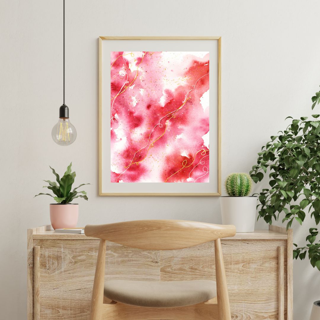 Abstraktes Aquarell in Rottönen hängt über Tisch und Stuhl