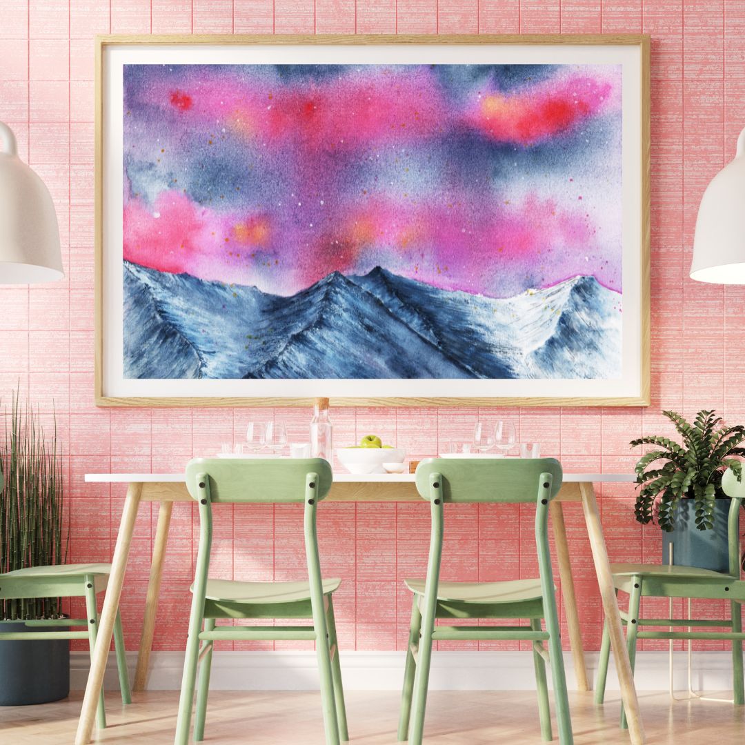 Aquarellbild Nordlicht pink über grauschwarzer Bergkette an rosa Wand davor grüne Stühle