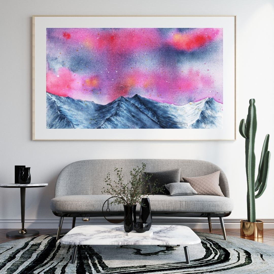 Aquarellbild Nordlicht pink über grauschwarzer Bergkette in Wohnraum in grau, weiß und schwarz