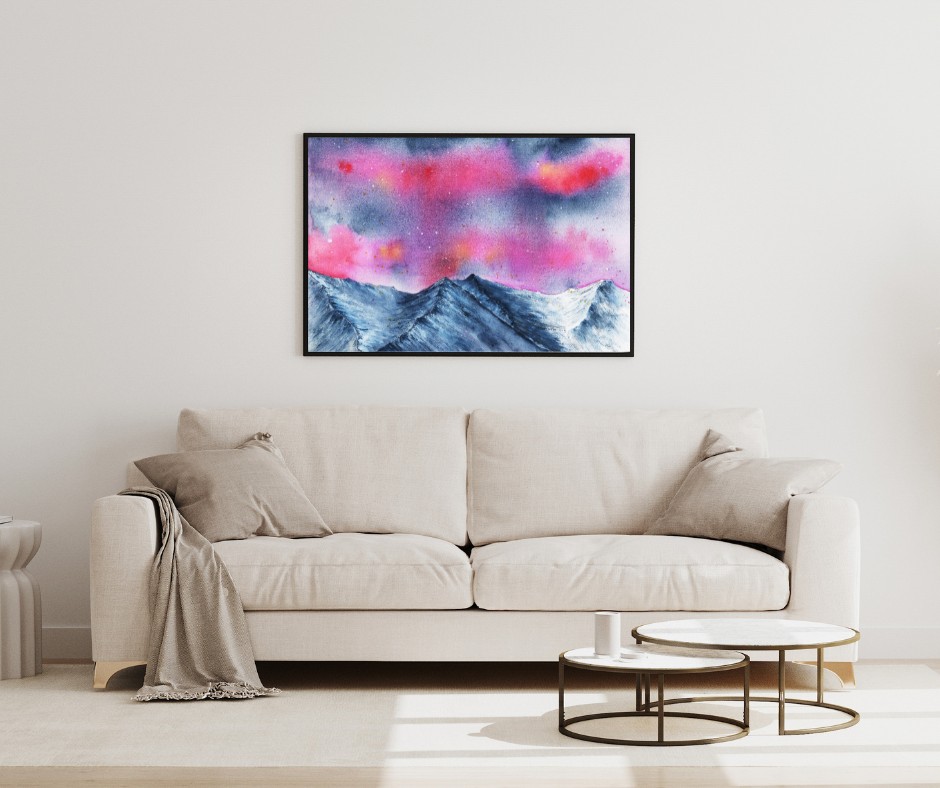 Aquarellbild Nordlicht pink über grauschwarzer Bergkette in beiger Wohnlandschaft