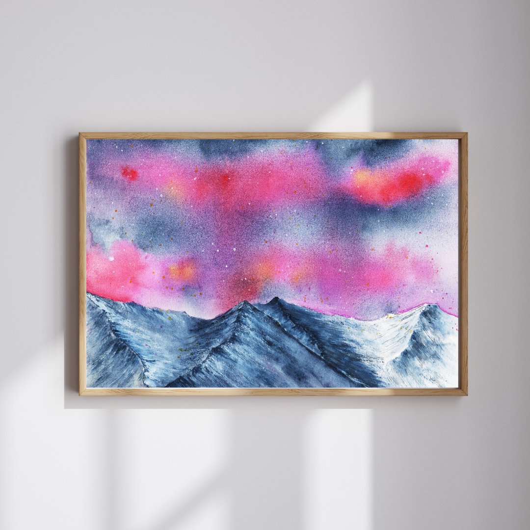 Aquarellbild Nordlicht pink über grauschwarzer Bergkette an grauer Wand mit Sonnenlicht