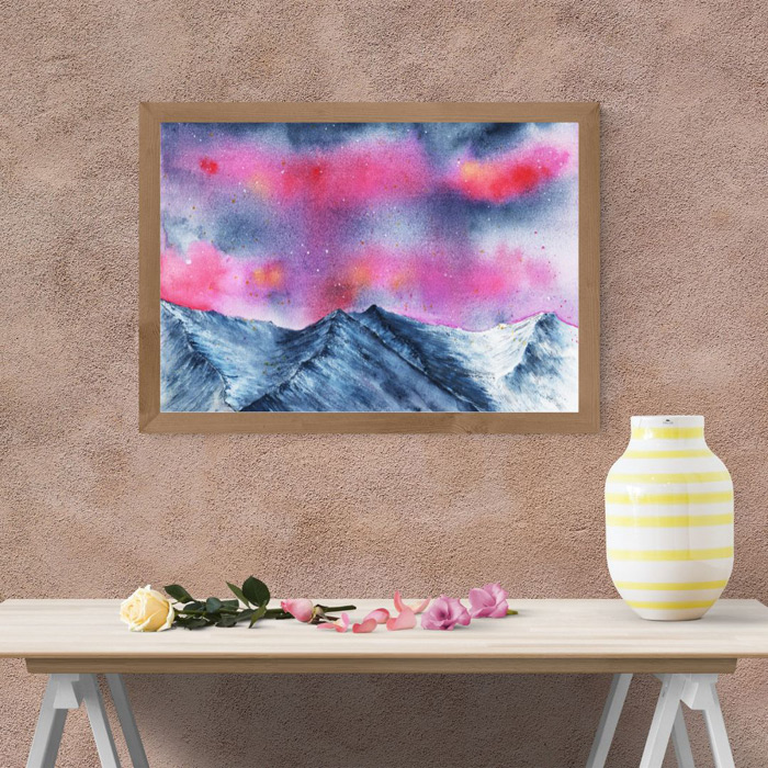 Aquarellbild Nordlicht pink über grauschwarzer Bergkette an braun verputzter Wand über hellem Tisch