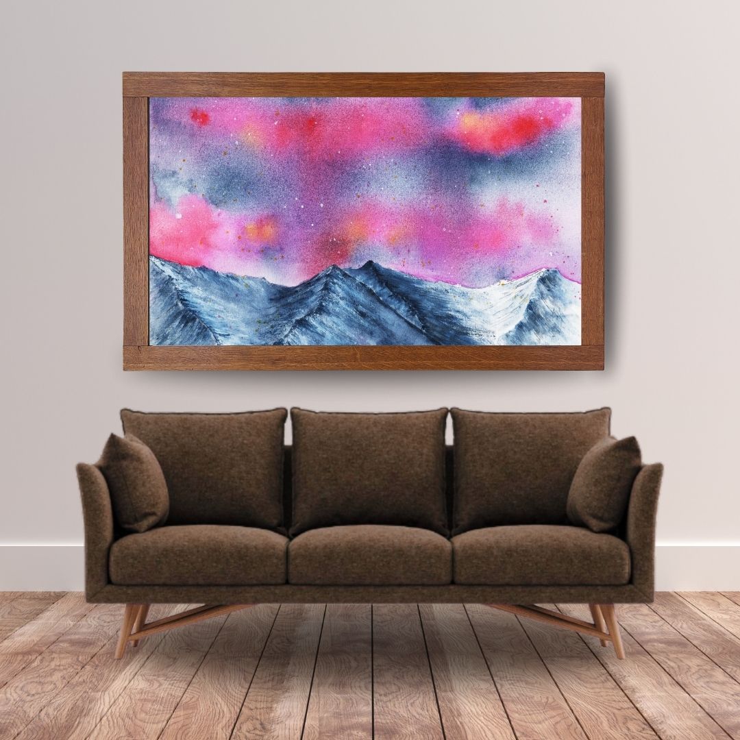 Aquarellbild Nordlicht pink über grauschwarzer Bergkette über einem braunen Sofa