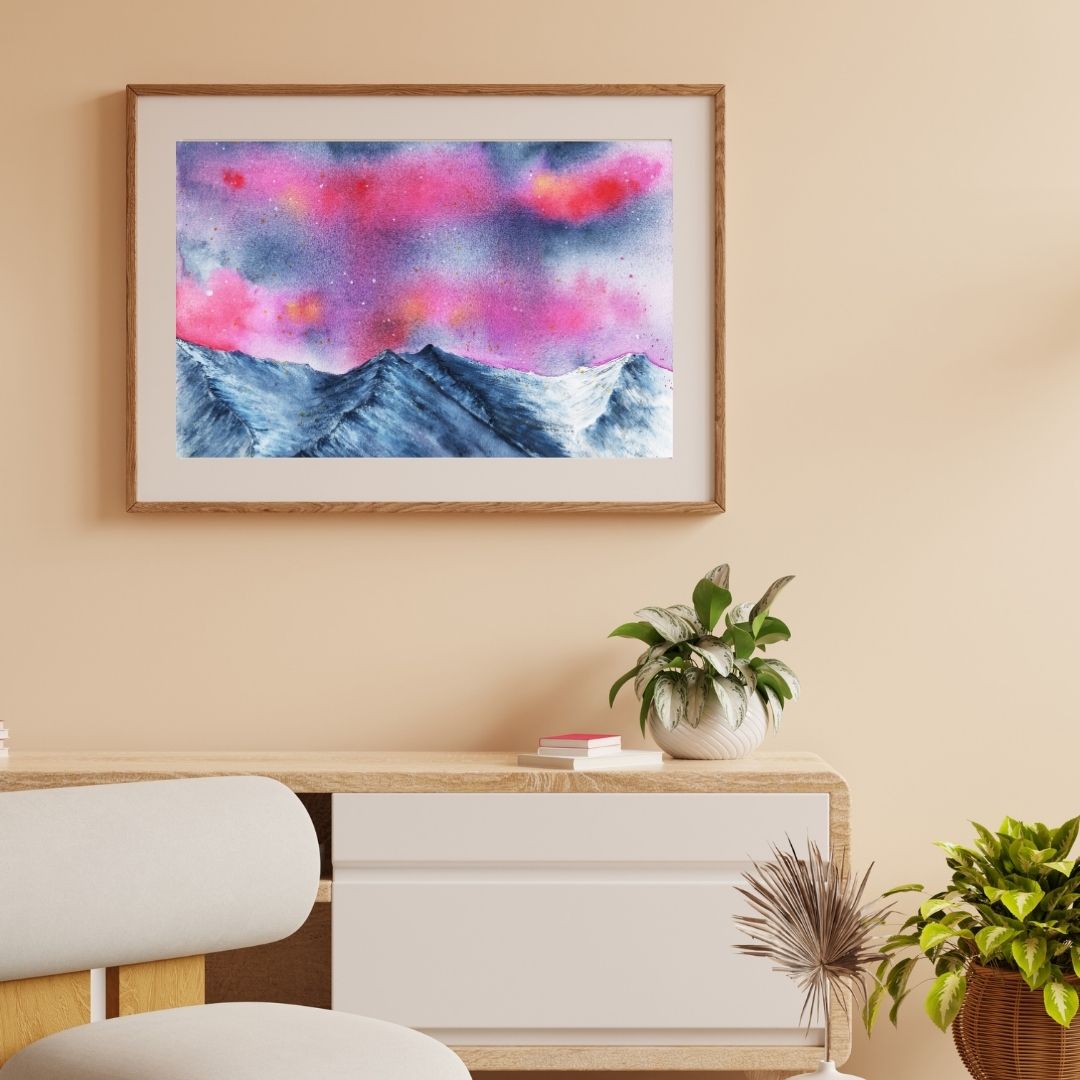 Aquarellbild Nordlicht pink über grauschwarzer Bergkette in warmbeiger Wohnlandschaft