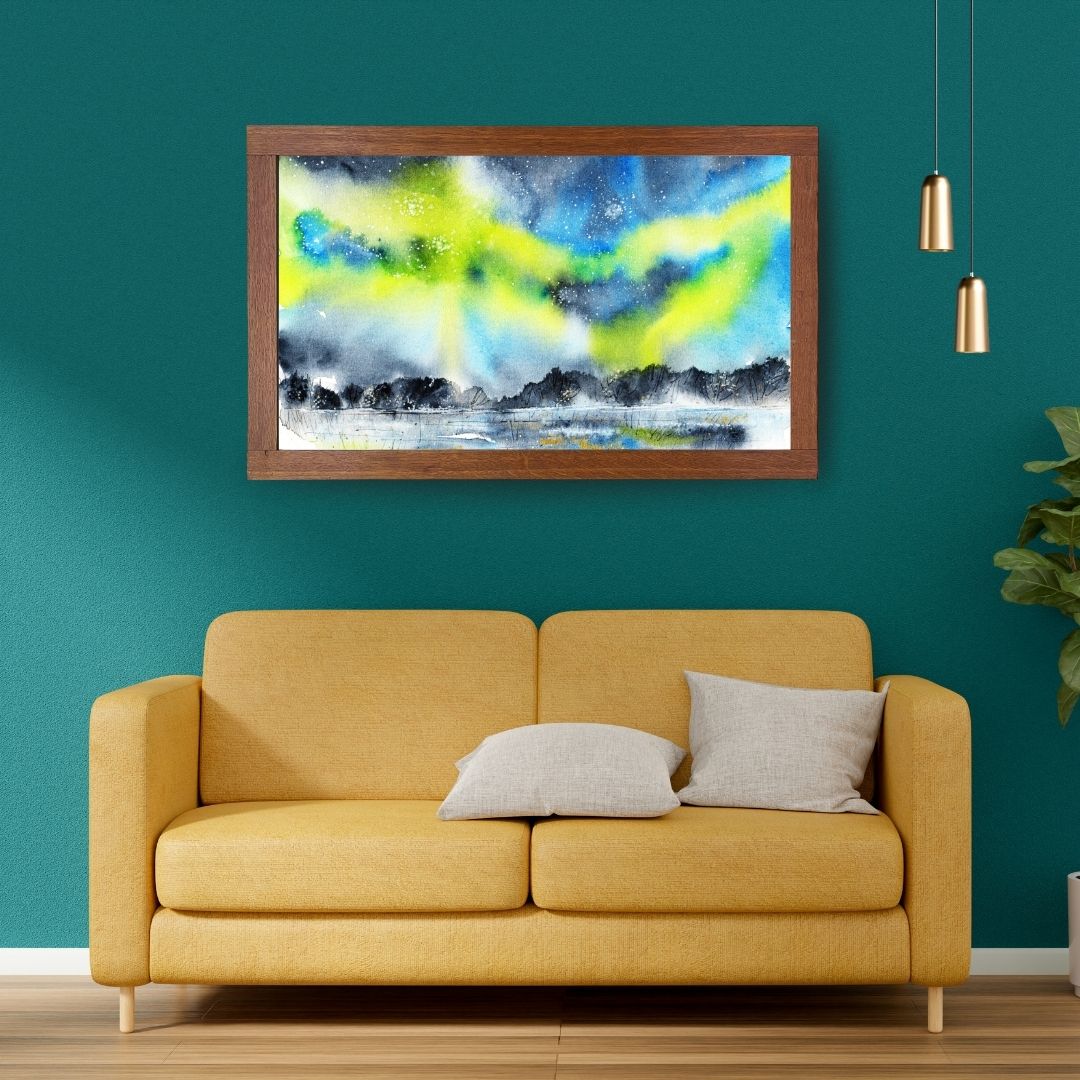 Aquarellbild Polarlicht grün, hellbraunes Sofa, tannengrüne Wand