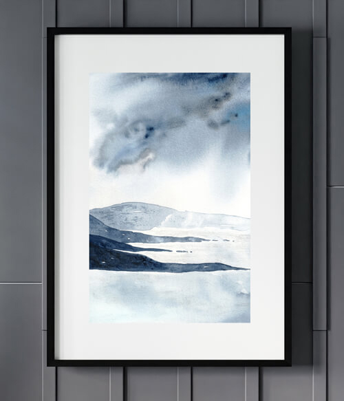 Aquarell-Kunstdruck mit schwarzen Küstenfelsen und grauen Sturmwolken an grauer Wand