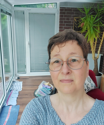 Selfie Frau verschwitzte Haare im Hintergrund Tücher auf dem nassen Boden