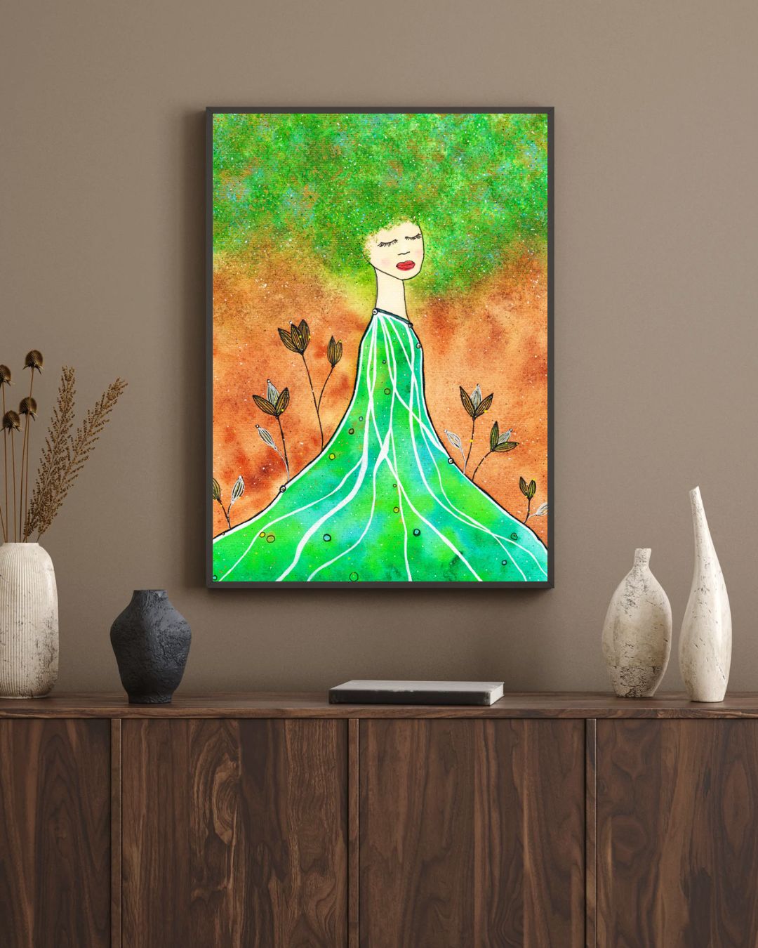 Aquarell Frau grünes Haar, grünes Kleid an brauner Wand