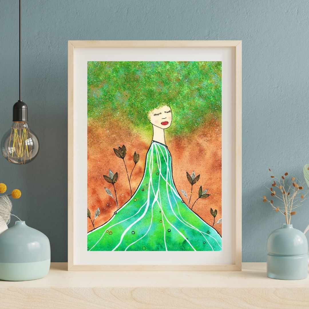 Aquarell Frau grünes Haar, grünes Kleid an grauer Wand auf hellem Regalbrett