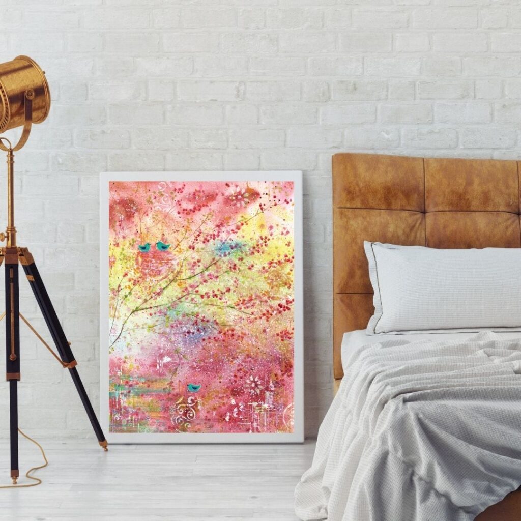 Halbabstraktes leuchtendes Aquarell mit Zweigen und Vögeln in den Farben Pink, Rosa, Gelb, Türkis neben Bett an Wand gelehnt