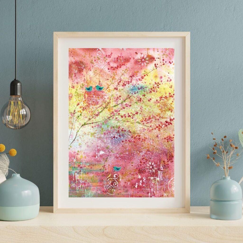 Aquarell halbabstrakt in Pink, Gelb, Türkis auf hellem Regalbrett vor blauer Wand