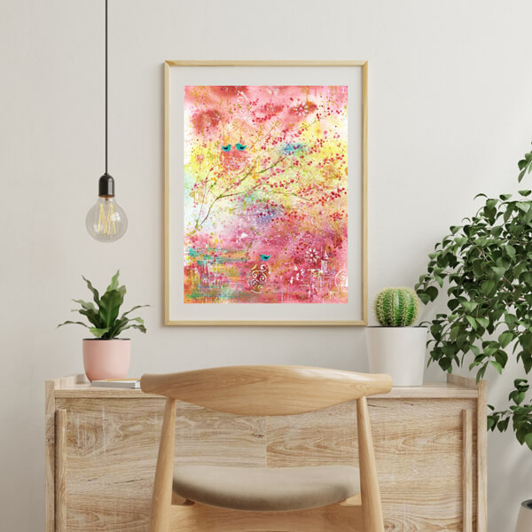 Halbabstraktes leuchtendes Aquarell mit Zweigen und Vögeln in den Farben Pink, Rosa, Gelb, Türkis über hellem Tisch und Stuhl