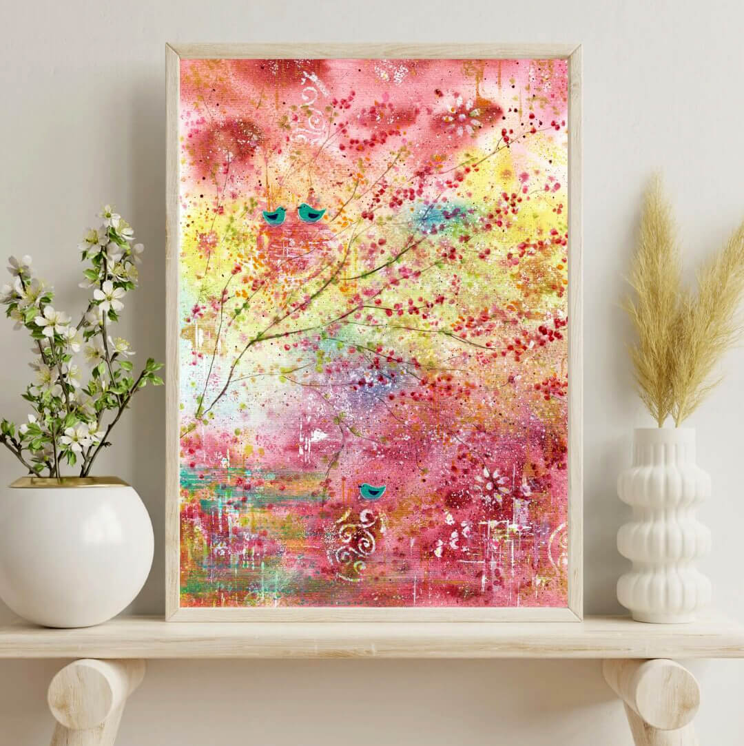 Halbabstraktes leuchtendes Aquarell mit Zweigen und Vögeln in den Farben Pink, Rosa, Gelb, Türkis auf hellem Regalbrett mit weißen Vasen