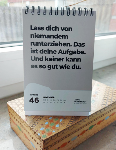 Kleiner Tischkalender mit Spruch.