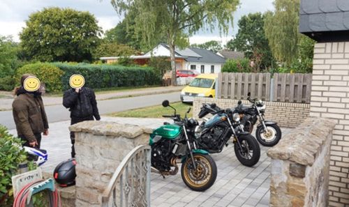 drei Motorräder auf Garagenauffahrt