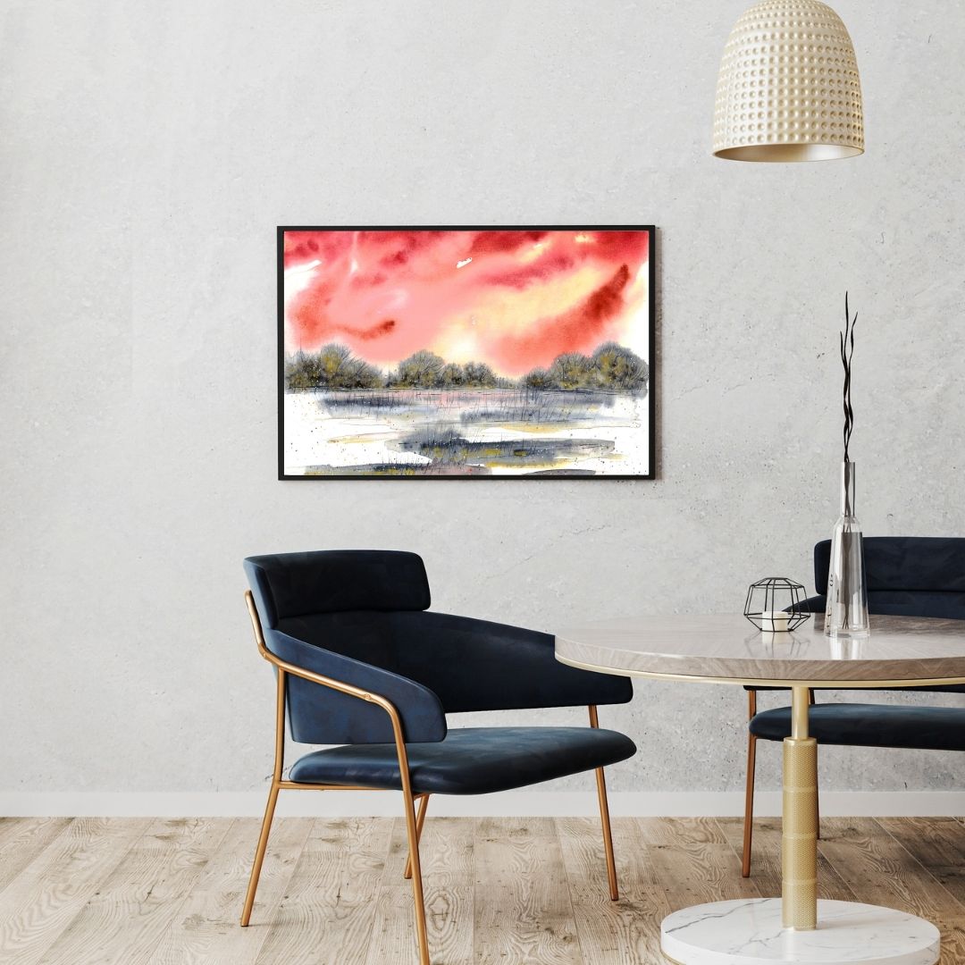 Aquarell halb abstrakt mit rotem Himmel und grau-goldener Landschaft an grauer Wand mit Tisch und Stuhl