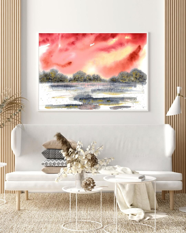 Aquarell halb abstrakt mit rotem Himmel und grau-goldener Landschaft über weißem Sofa