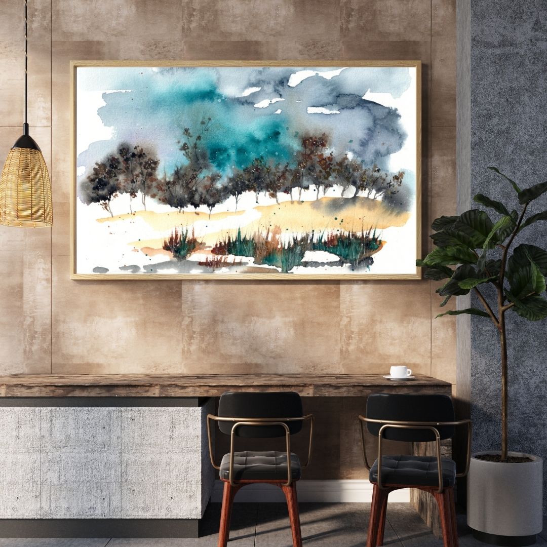 Aquarellbild mit halbabstrakter Waldlandschaft mit stürmischem türkis-grauen Himmel an brauner Wand mit dunklen Stühlen
