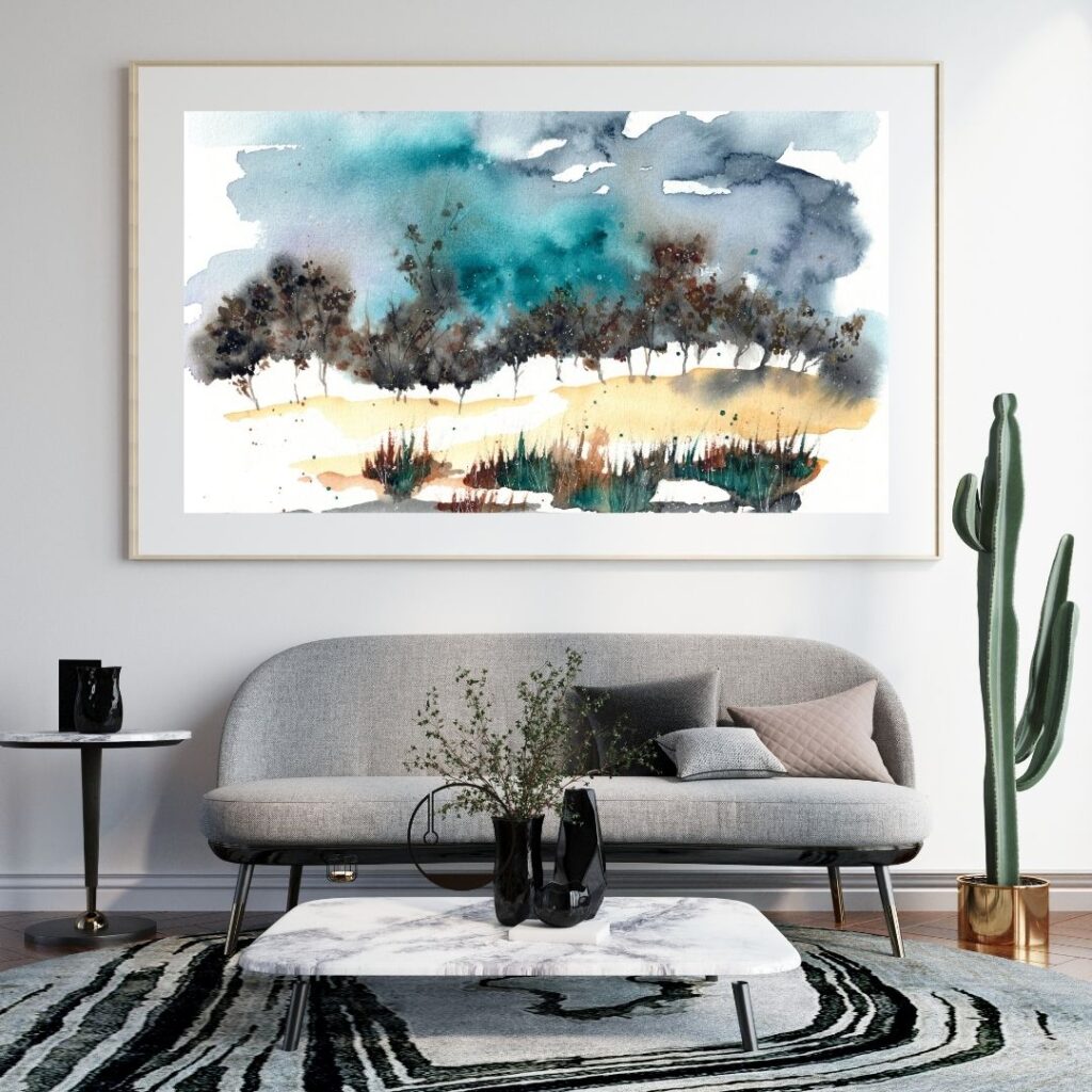 Aquarell mit halbabstraktem Waldrand in grau, blau und beige über grauer Couch