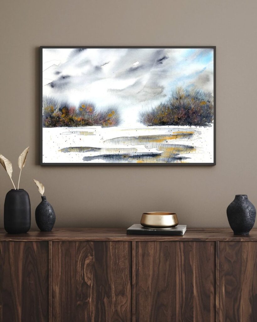 Aquarellbild mit abstrakter Landschaft in grau-goldenen Farben an brauner Wand