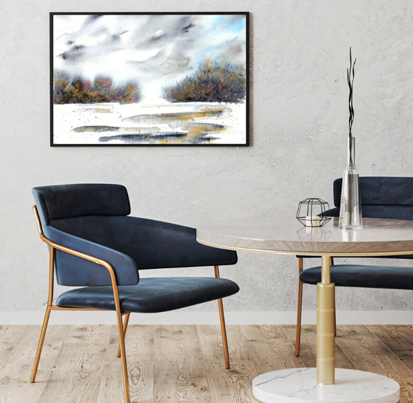 Aquarell mit abstrakter grau-goldener Landschaft an grauer Wand über schwarzem Stuhl