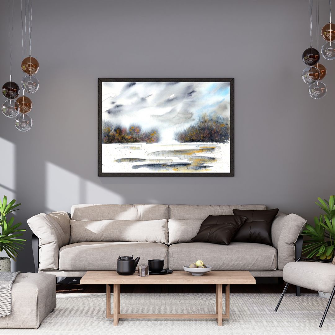 Aquarell mit abstrakter grau-goldener Landschaft an grauer Wand über Sofa