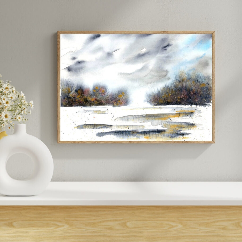 Aquarell mit abstrakter grau-goldener Landschaft an grauer Wand mit weißem Regalbrett
