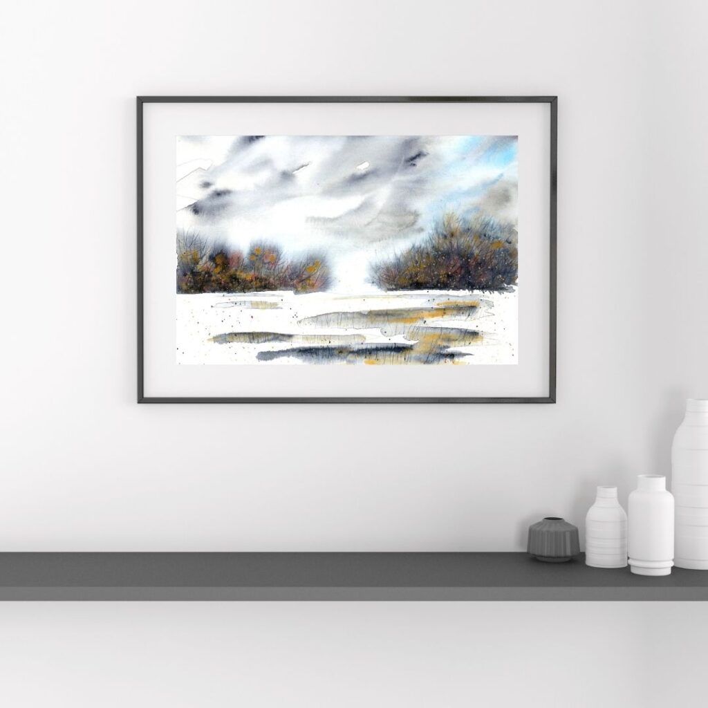 Aquarell mit abstrakter grau-goldener Landschaft an heller Wand über grauem Regalbrett