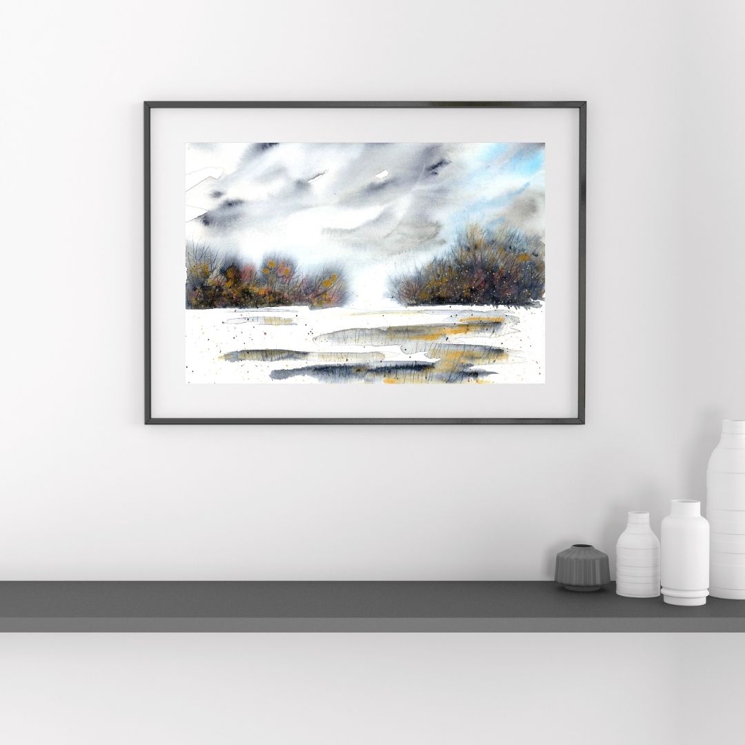Aquarell mit abstrakter grau-goldener Landschaft an heller Wand über grauem Regalbrett