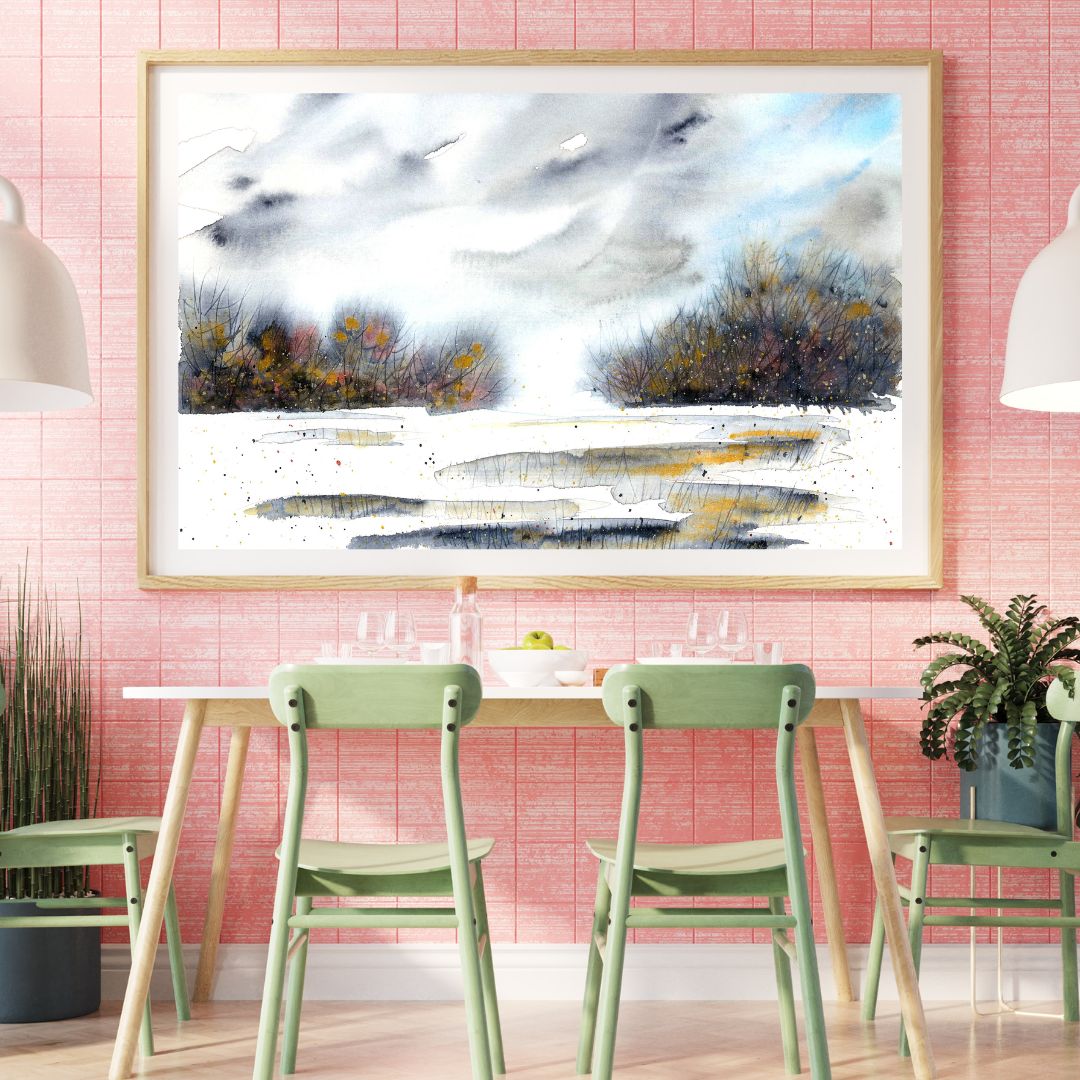 Aquarell mit abstrakter grau-goldener Landschaft an rosa Wand, davor grüne Stühle