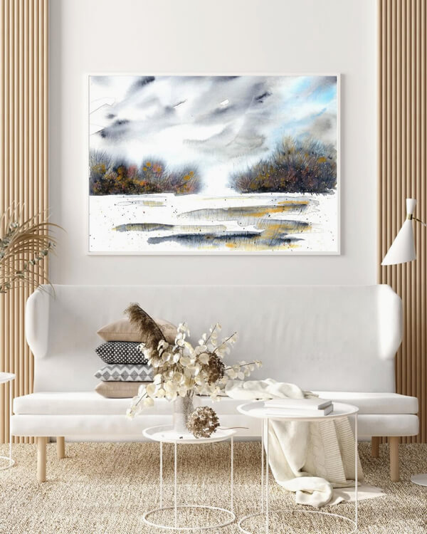 Aquarell mit abstrakter grau-goldener Landschaft in Wohnzimmer mit weißen Möbeln