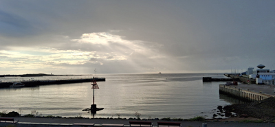 Morgenstimmung in Grautönung mit Blick auf Hafenbecken