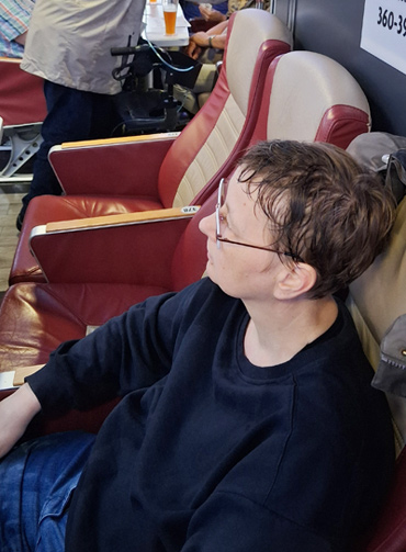 Frau mit nassen kurzen Haaren auf Sitz auf einer Fähre