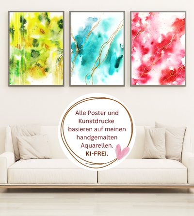 Drei abstrakte Aquarelle in grün, rot und blau über beigem Sofa mit Hinweis KI-frei