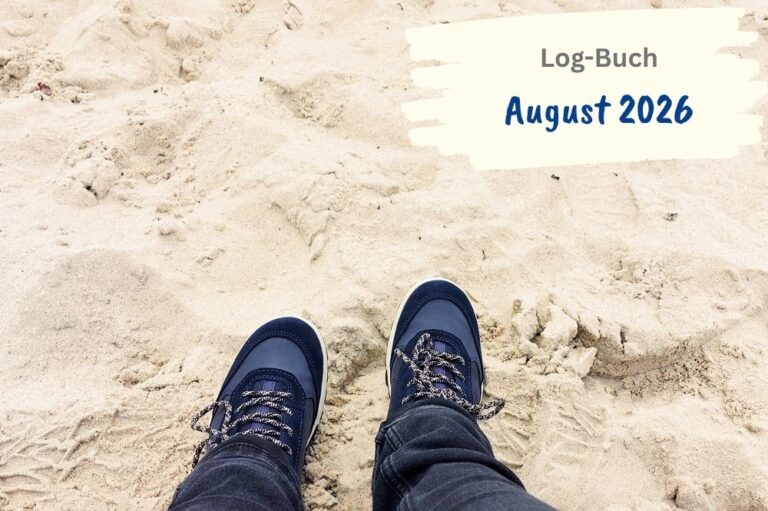 zwei Füße in blauen Schuhen im Sand