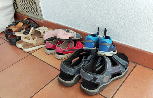Schuhe auf Fliesenboden