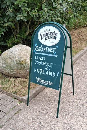 Schild mit Spruch: Letzte Bockwurst vor England
